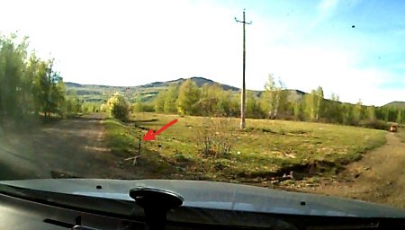 Туристическая метка говорит, что нужно повернуть направо на проселочную дорогу Туристическая метка говорит, что нужно повернуть направо на проселочную дорогу